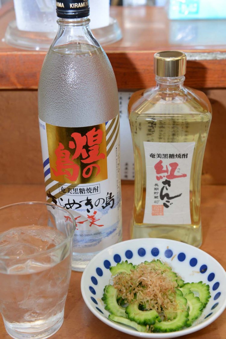 徳之島の郷土料理と黒糖焼酎は格別だ。