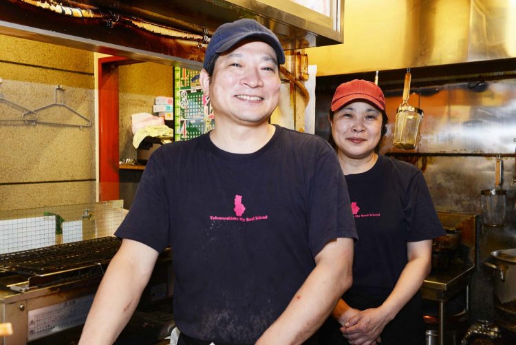 店主の松田秀康さんと姉の松田かつみさん。出身地・徳之島への愛が伝わってくる。