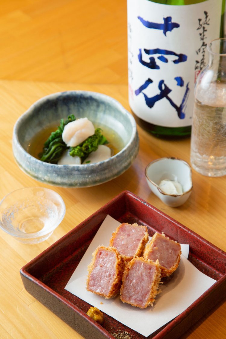 雲仙ハムのハムカツ ゴルゴンゾーラチーズソース780円、ホタテと菜の花のおひたし630円。日本酒1合990円～。