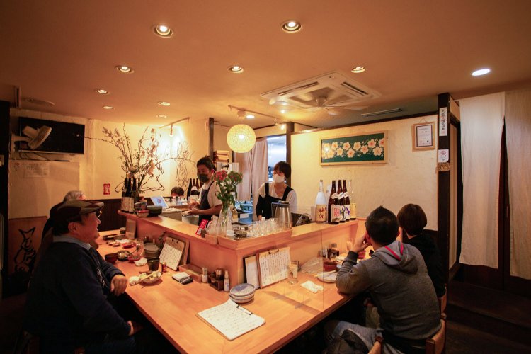 日本酒は料理になじむ上品な味わいが多いが、旨味系や熟成酒もあるので気軽に相談を。店主を含む3名が酒師です。