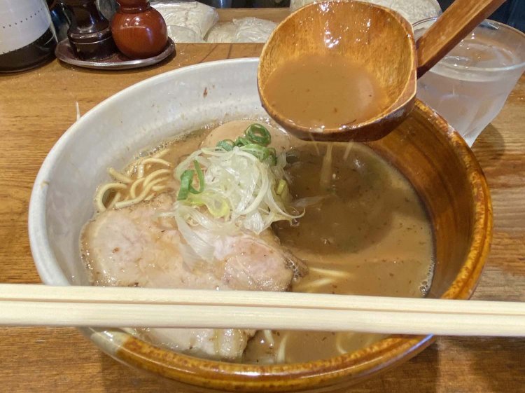 鰹節の香りがスッと鼻をとおって刺激されるスープ。上品な深みを感じる。