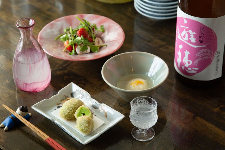 グリンピースのコロッケ880円、ゆり根まんじゅう600円、苺とせり、マッシュルームのサラダ880円。「遊穂」1合1200円～。