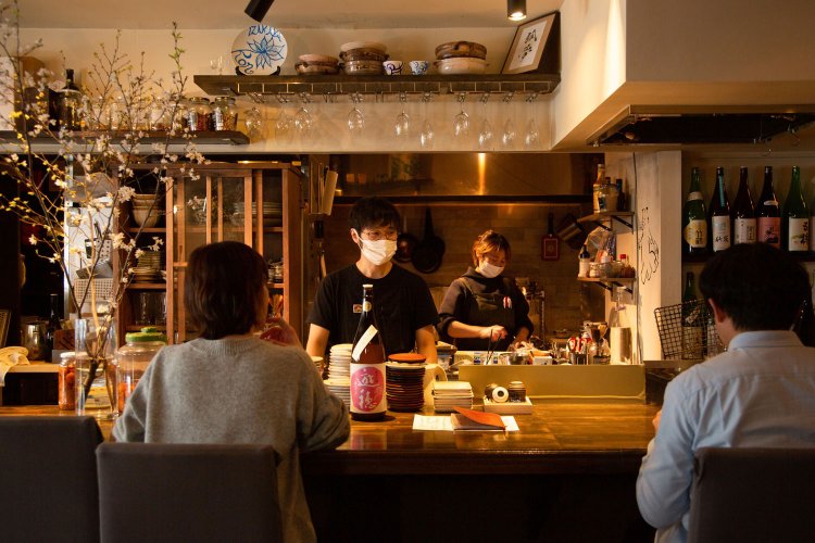 カウンターのほか、ファミリーにもうれしい広々とした小上がり席やテーブル席も。