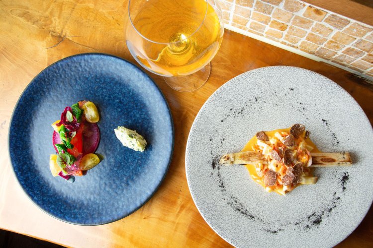 ホワイトアスパラのソテー 桜エビのタルタル1800円、桜マスと春野菜のカルパッチョ1600円。基本2人分だが1人分（写真）にも調整可能（2022年4月時点のメニューと価格）。