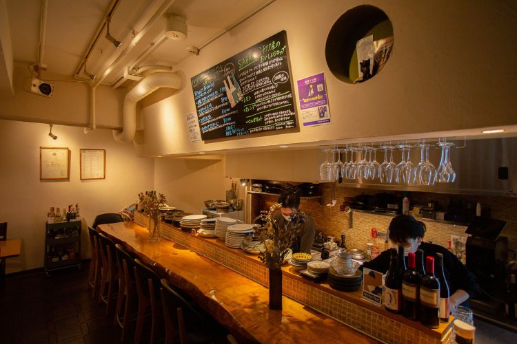 カウンター席がメイン。