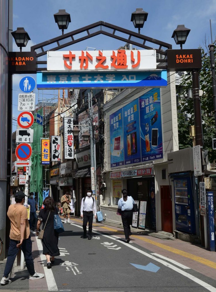 さかえ通りのアーチ越しに見える「らーめん」の看板文字が目印。