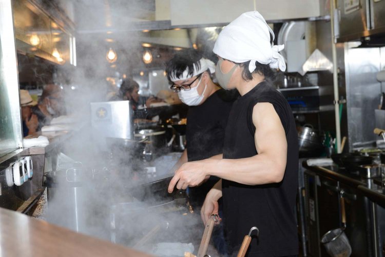 もうもうと湯気があがる厨房で、おいしいラーメンが作り出される。