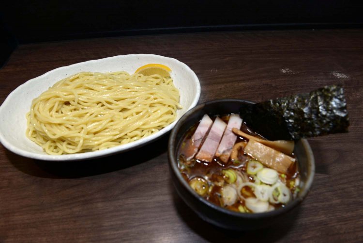 つけ麺の麺は普通で200gだが、大盛り300gまで同一料金。添えられたレモンを搾れば、さわやかな酸味が広がってくる。