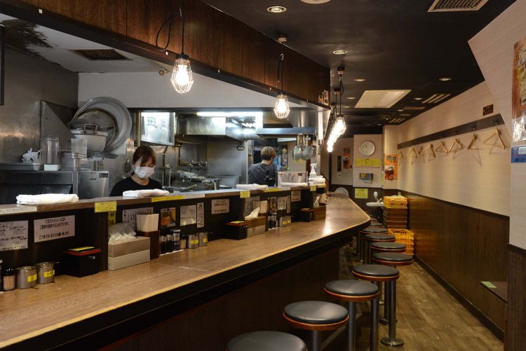 くの字に折れ曲がったようなカウンター席。