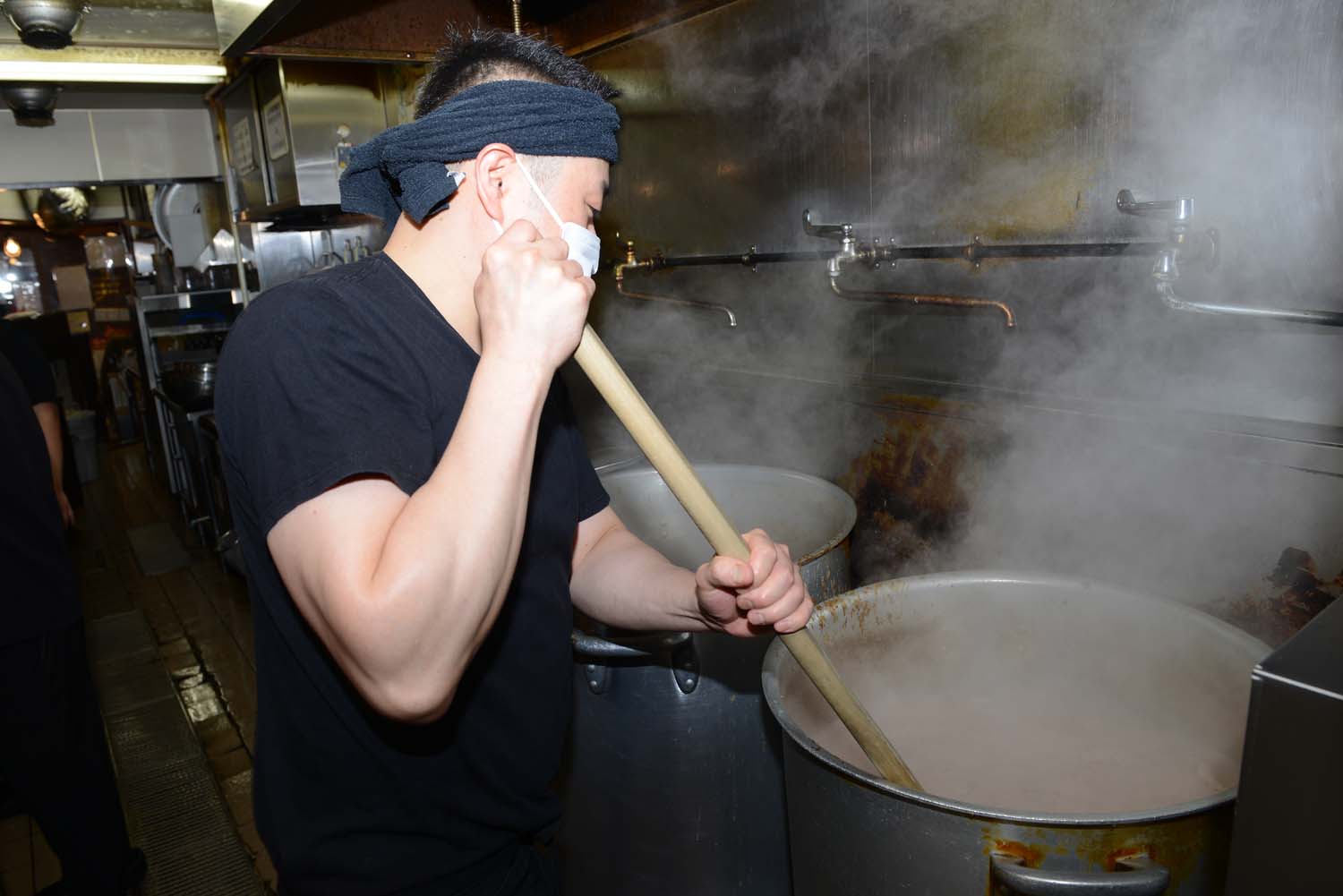 スープの独特な濃厚さとまろやかさを出すために3万キロカロリーの超強火力のバーナーで作る。
