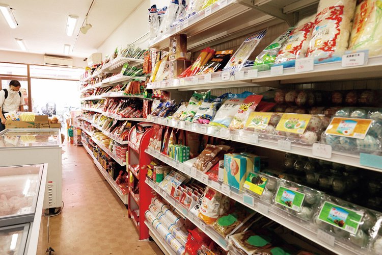 亀戸中央通り商店街にある、豚足などの食肉、水餃子などの冷凍食品や乾麺、調味料などが揃う食料品店。