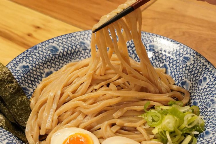 噛めば噛むほど旨みが口の中に広がる全粒粉麺。