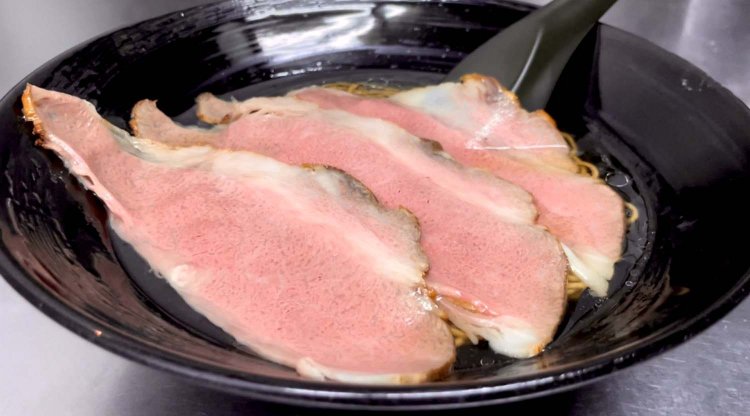 チャーギュウ麺は、塩清湯スープのほか、醬油風味が強い黒清湯の2種類から選べる。