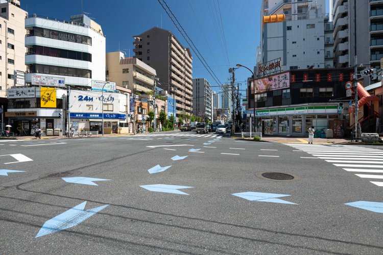 『Stranger』が入るのは、新大橋通りと三つ目通りの交差する大通り。