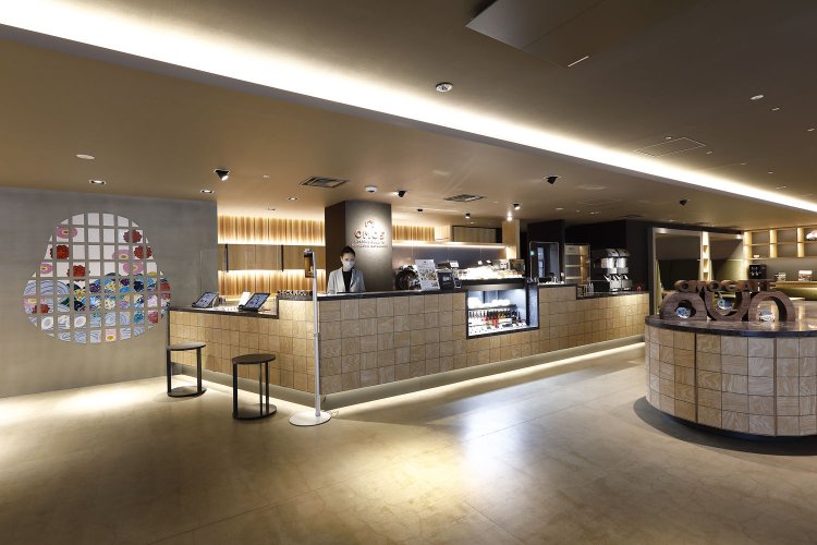 エントランスを抜けると加賀八幡起上がりを模した九谷焼きアートがお出迎え。