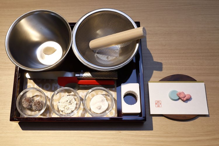 左上から反時計回りに白あん、あん玉 、和三盆糖、寒梅粉。右は試食用のらくがん。