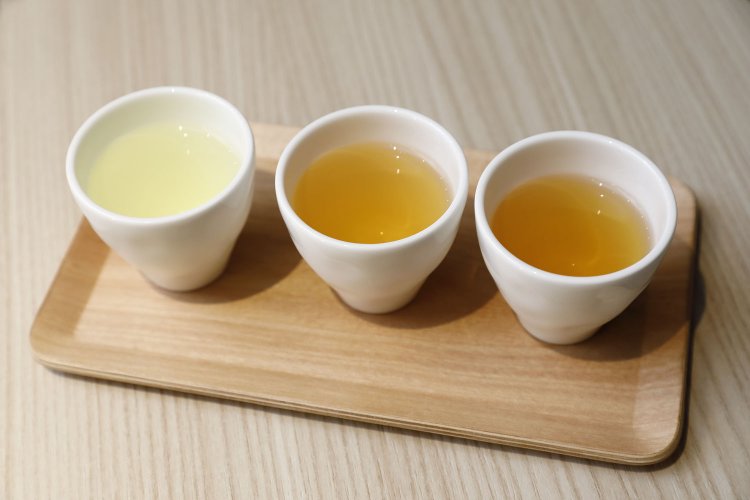 左から深蒸し茶、加賀棒茶の浅煎り「極」、同深煎り「薫」。