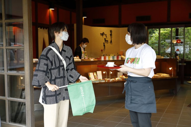 『茶菓工房たろう』の店長とたまきちさん。