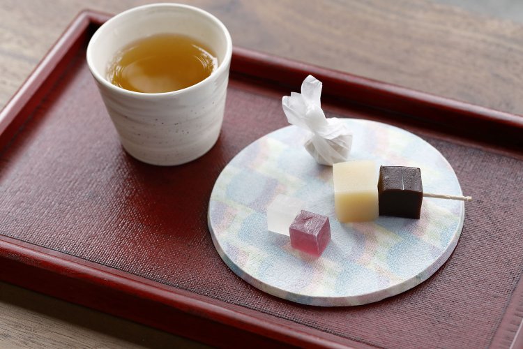 上から時計回りに地の香、たろうのようかん、もりの音を試食。