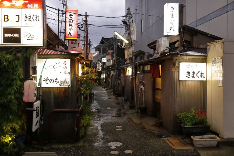 片町には、灯りがともる頃に訪れたい。