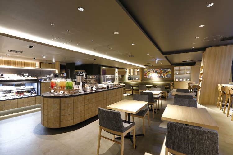 フレーバーウォーターが華やかなビュッフェテーブル。