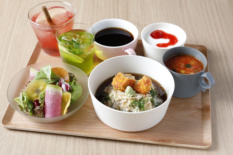 「OMOrning（オモーニング）リゾット」。メイン料理は「棒茶と生麩」をチョイス。サラダ、スープ、ヨーグルト、ドリンクはセルフで楽しむスタイル。1600円。