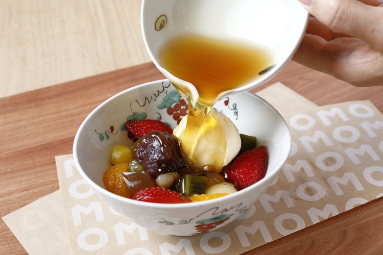 カフェタイムに棒茶を楽しむなら「棒茶あんみつ」800円。