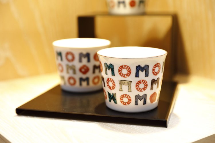 『KUTANI SEAL SHOP』とコラボした九谷焼のオリジナルそばちょこ2750円。