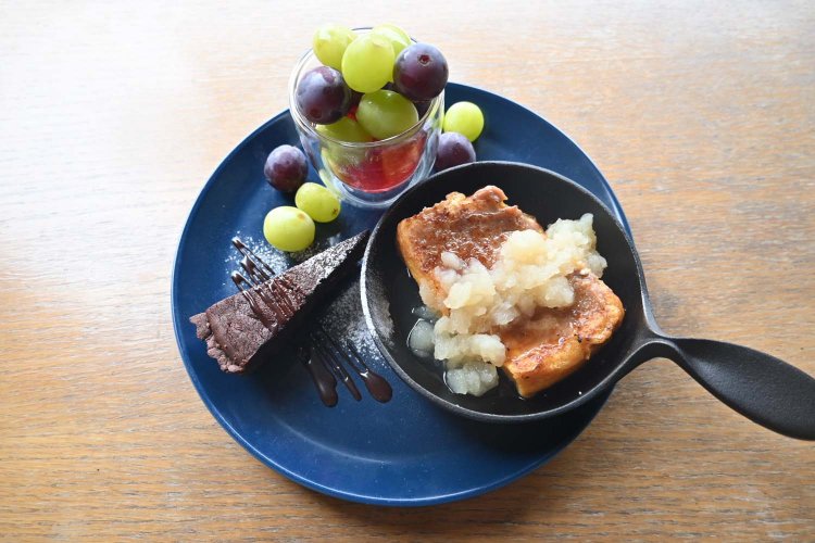 ケーキやゼリーなどを盛り合わせた季節のスイーツプレート1300円～。