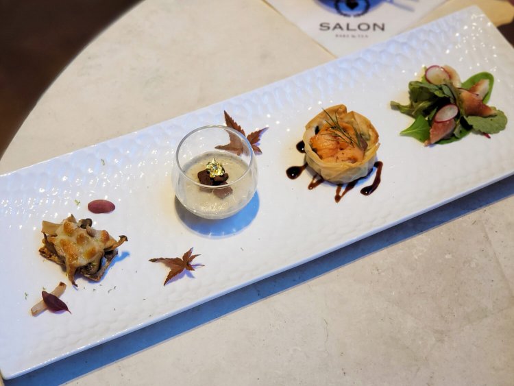 セイボリー4種（キノコタルティーヌ、焼き茄子ムース、スモークサーモンキッシュ、フルーツのグリーンサラダ）。