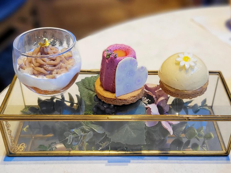 小さなスイーツ3種（グラスモンブラン、カシスオレンジ、ムースカモミール）。