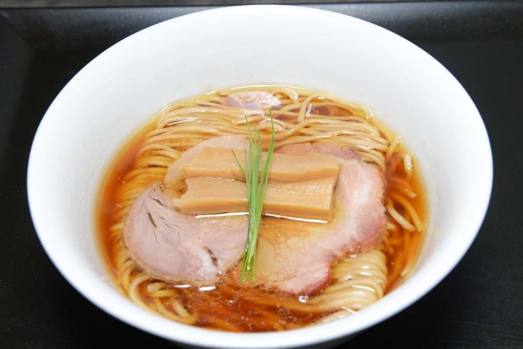 力強く、かつまろやかに仕上がったスープだけでなく、麺やトッピングのバランスが素晴らしい鶏そば。