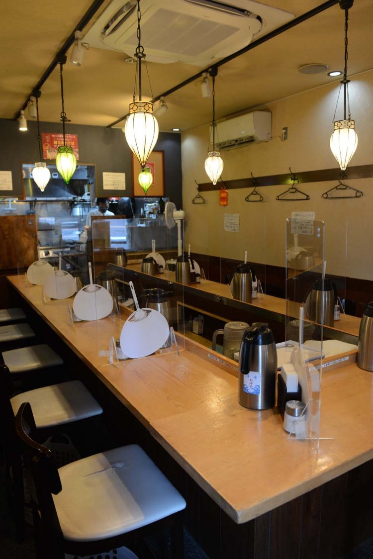 白を基調とした店内には、コの字型のカウンターに全12席。