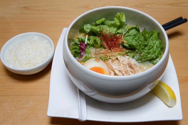 鶏白湯塩そばは、見た目もきれいでおいしく、コラーゲンも吸収できるというから女性に人気だ。