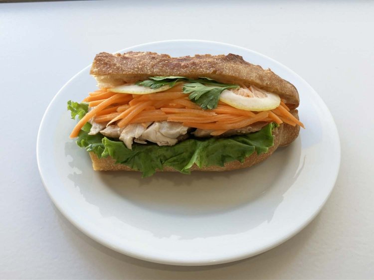 食感が楽しい人参のラぺにグリルチキンでボリューム満点の特製ソースとグリルチキンの彩りバゲットサンド680円。