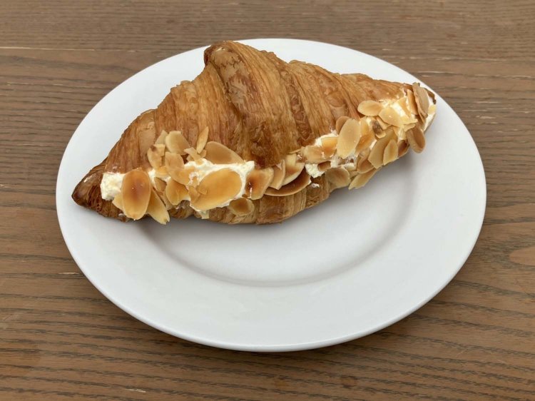 二種類の自家製クリームと発酵バターのデザートクロワッサン720円。