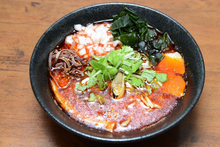 赤塩そばは、見た目ほど辛くはないが、ピリッとした辛みと味噌の風味で鶏白湯の旨さが際立つ。