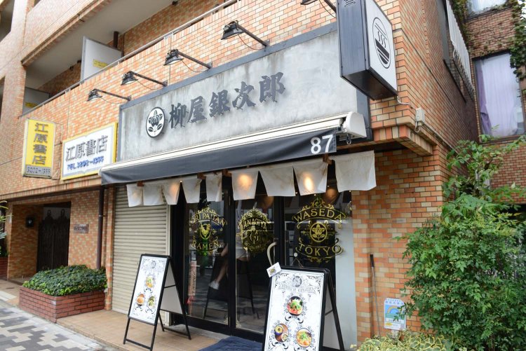 個性的な金色のロゴやポスターなど、まるでカフェやパブのよう。