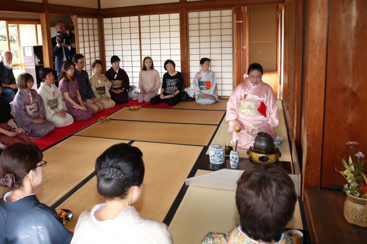 過去開催時の茶席の様子。