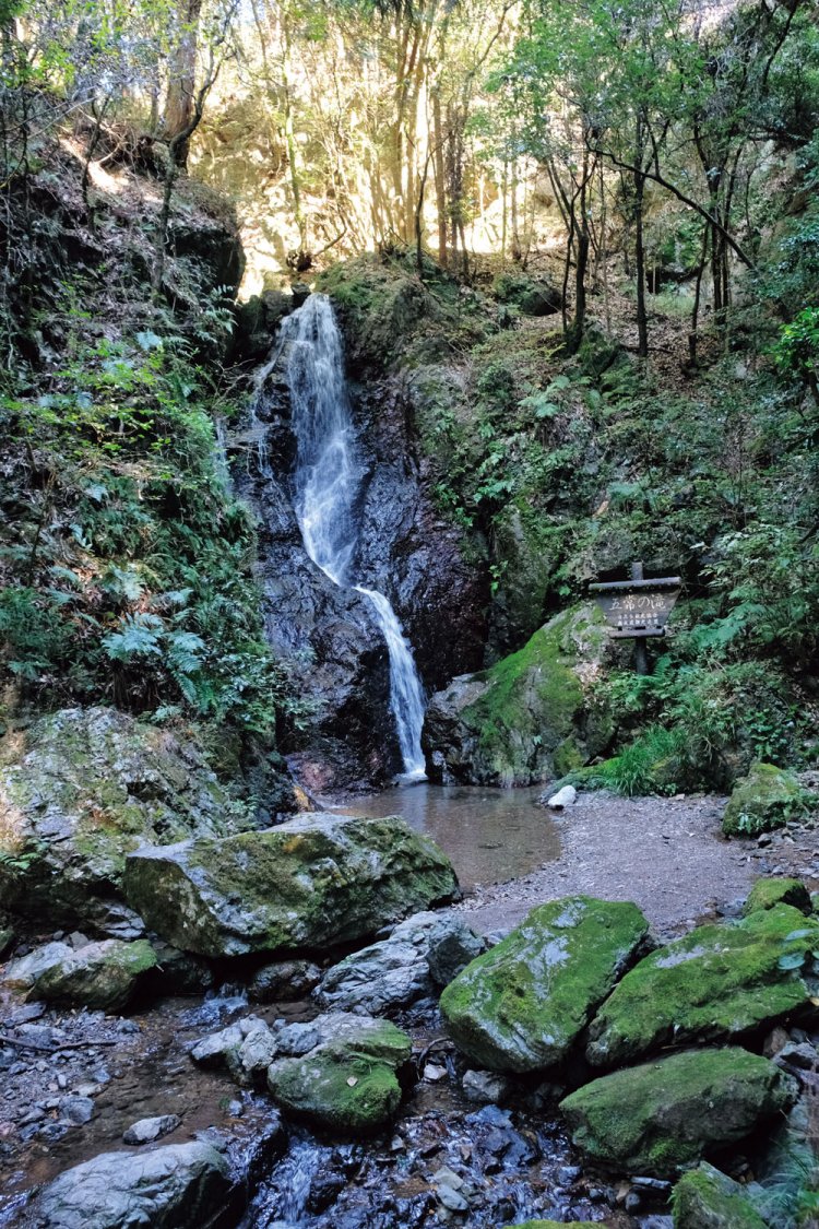 滝の雰囲気がなかなかいい五常の滝。水量が多い時季はさらにいい。