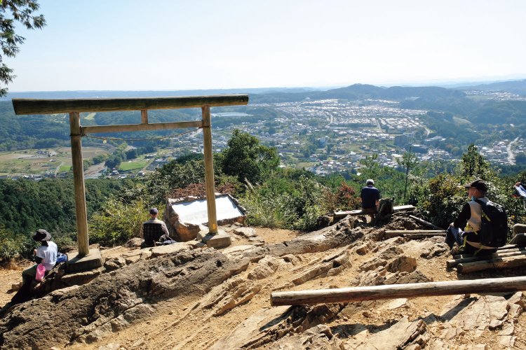 日和田山から下りて行くと、金刀比羅神社があるが、その下が絶景の場所。巾着田などの眺望が抜群だ。