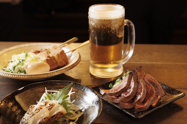 刺身盛り合わせ500円やレバテキ400円、角煮串200円、玉子100円、生ホッピー450円と安い。