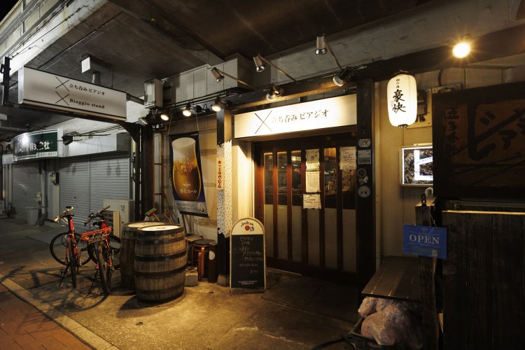 大きな樽が目印の店舗はJR高架下にある。