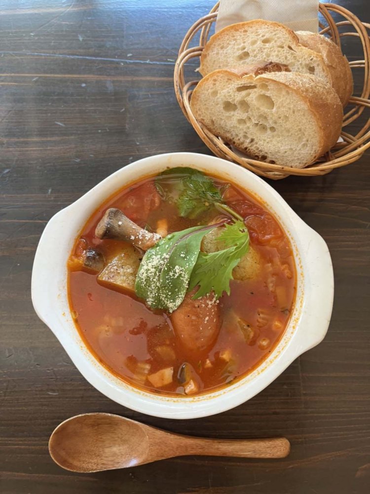 平日の日替わりランチ900円の一例。骨付きソーセージと皮付ポテトのミネストローネ。