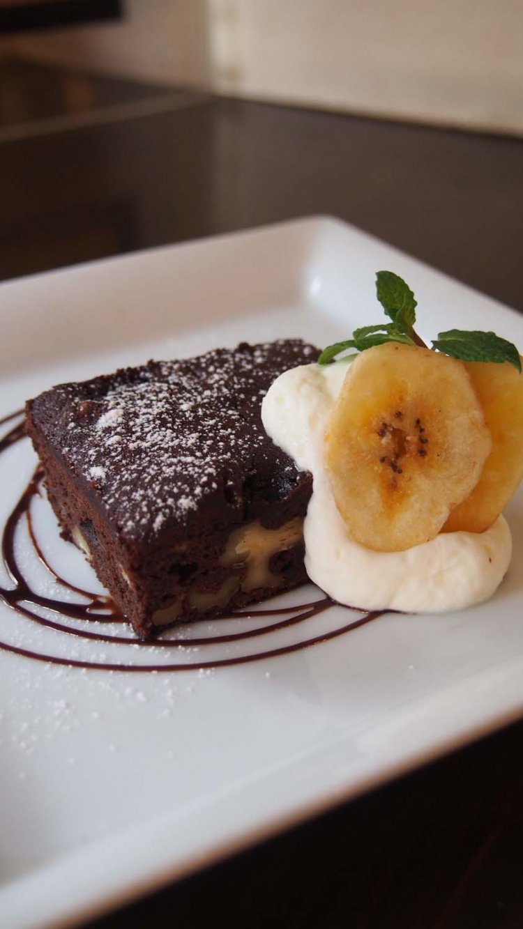 しっとり濃厚なバナナ入り生地で、クルミの食感がたまらない「濃厚チョコバナナブラウニー」。