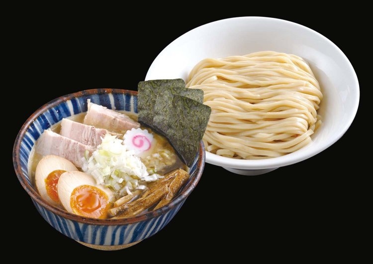 チャーシューも海苔も増した味玉つけめん。冷たい麺、温かい麺を選べる。