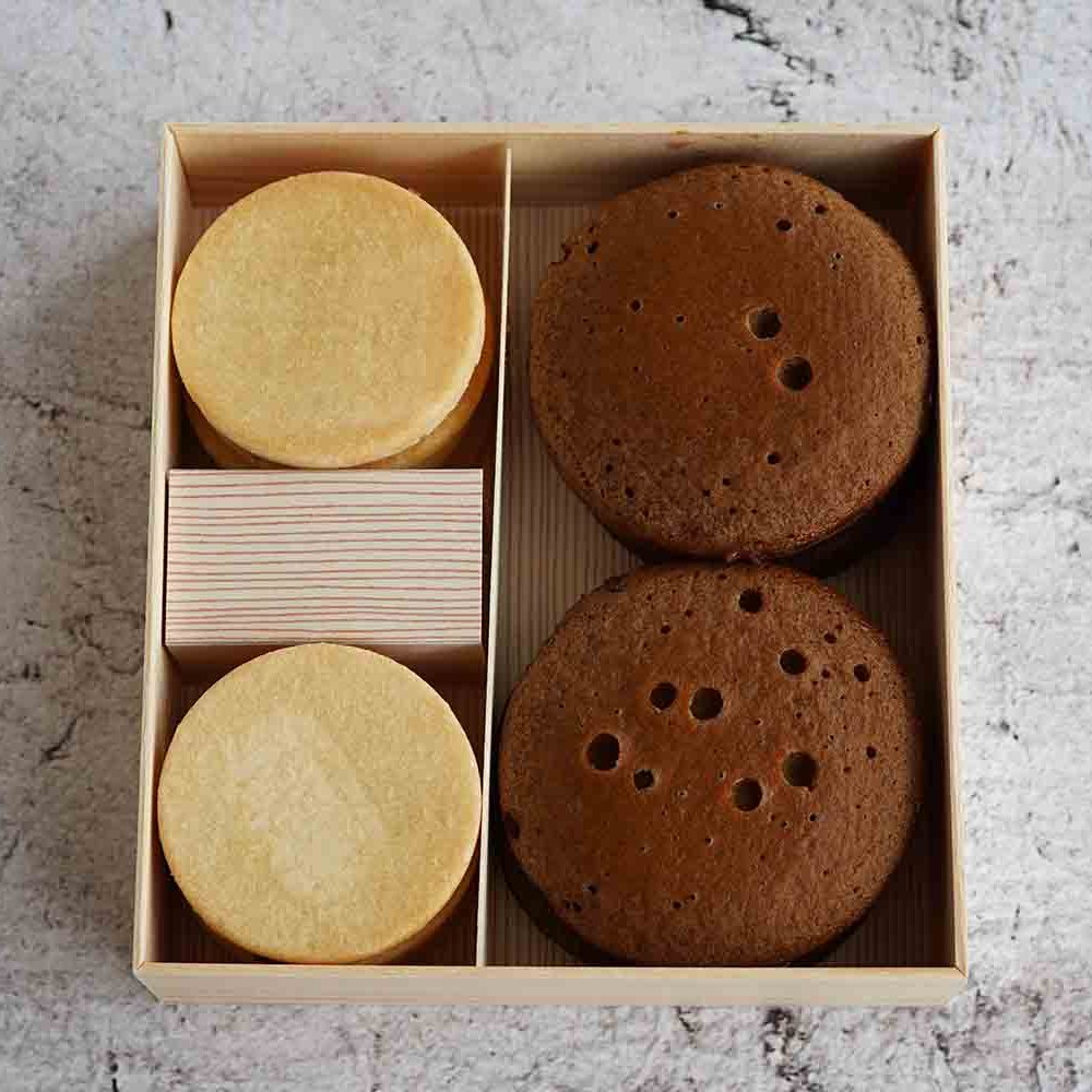 駒込『御菓子司 中里』。行列の先には個性的な揚最中と南蛮焼。