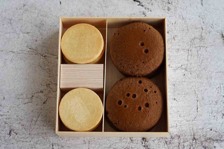 左は揚最中。右は南蛮焼。