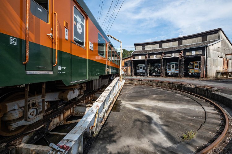 転車台は蒸気機関車を進行方向に向けるための設備。可動するものは全国的にも貴重。