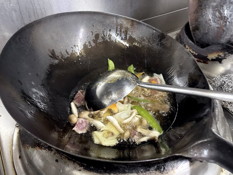 牛肉、タマネギ、シメジ、キヌサヤ、タケノコ、セロリ、ニンジンを油通しする。